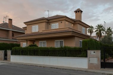 Chalet, sokaktan bak, Sagunto, İspanya 'da bir yerleşim bölgesinde, alacakaranlıkta. Çağdaş mimari binaları, 21. yüzyıl başları.