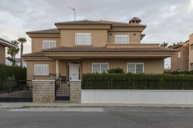 Chalet, sokaktan bak, Sagunto, İspanya 'da bir yerleşim bölgesinde, alacakaranlıkta. Çağdaş mimari binaları, 21. yüzyıl başları.