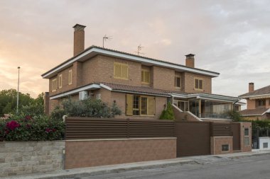 Chalet, sokaktan bak, Sagunto, İspanya 'da bir yerleşim bölgesinde, alacakaranlıkta. Çağdaş mimari binaları, 21. yüzyıl başları.