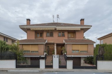 Chalet 'lerin kentleşmesi; bunlardan birinin alacakaranlıkta İspanya' nın Sagunto kentindeki sokaktaki görüntüsü. Çağdaş mimari binaları.