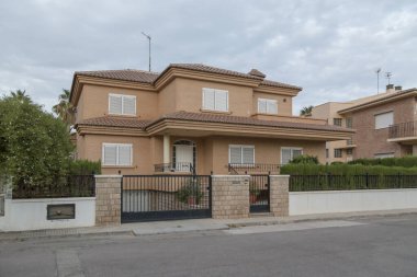 Chalet 'lerin kentleşmesi; bunlardan birinin alacakaranlıkta İspanya' nın Sagunto kentindeki sokaktaki görüntüsü. Çağdaş mimari binaları.