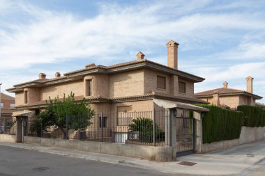 Bir caddenin köşesindeki dağ evi manzarası, büyük bir bacası var ve güçlü bir yapı gibi görünüyor. Sagunto, İspanya