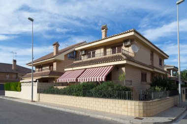 Caddenin bir tarafından, karşıdan manzara, klasik stili olan görkemli köşk tarzı evler, tuğla cephesi ve modern yapı, Sagunto, Valencia, İspanya