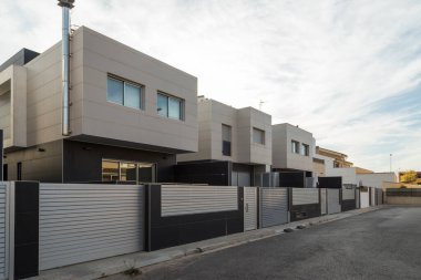 Sokaklardan, kübik şekilli güncel mimariye sahip modern tek aile evleri görülebiliyor. Lüks villa, Sagunto, Valencia, İspanya