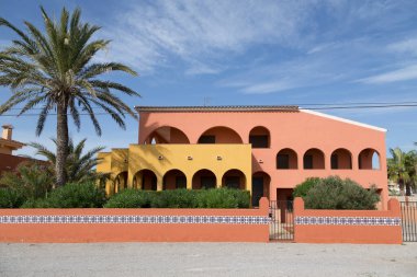 Almenara, Castelln, İspanya sahilindeki bir evin sokak manzarası. 