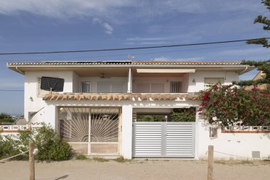 Almenara, Castelln, İspanya sahilindeki bir evin sokak manzarası. 