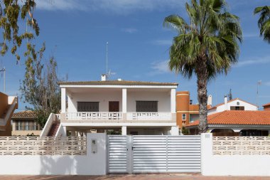 Almenara sahilinde tek katlı bir ev, çok geniş pencereli bir ev, Caselln, İspanya