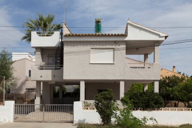 Almenara sahilinde tek katlı bir ev, çok geniş pencereli bir ev, Caselln, İspanya