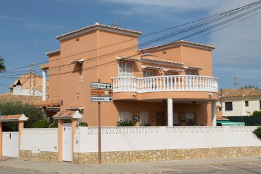 Almenara sahilinde tek katlı bir ev, çok geniş pencereli bir ev, Caselln, İspanya