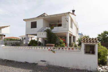 Almenara sahilinde tek katlı bir ev, çok geniş pencereli bir ev, Caselln, İspanya