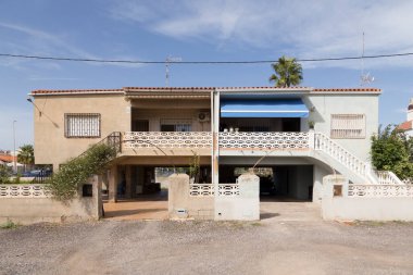 Almenara sahilinde tek katlı bir ev, çok geniş pencereli bir ev, Caselln, İspanya