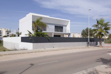 Kübik şekilli yenilikçi bir ev, küçük bahçesi olan tek bir aile evi. Modern evler. Valencia Topluluğu, Sagunto, Valencia, İspanya