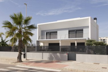 Kübik şekilli yenilikçi bir ev, küçük bahçesi olan tek bir aile evi. Modern evler. Valencia Topluluğu, Sagunto, Valencia, İspanya