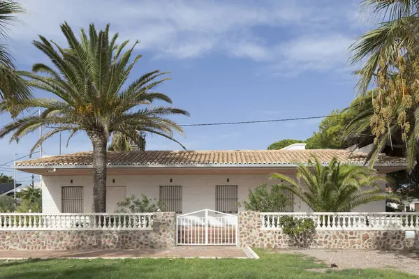 Almenara sahilinde tek katlı bir ev, çok geniş pencereli bir ev, Caselln, İspanya