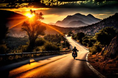 motosikletçi eylem içinde günbatımı ışığı