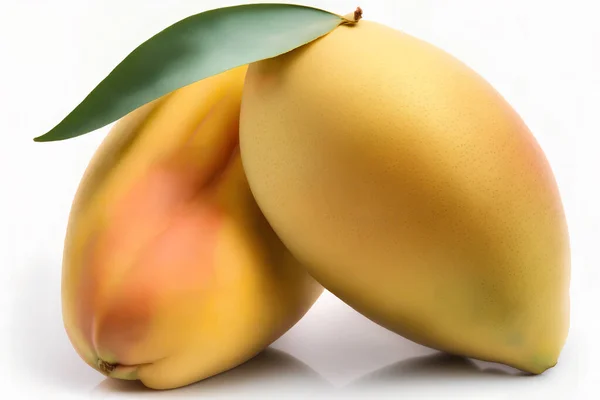 Delicioso Mango Maduro Con Hoja Verde Sobre Fondo Blanco — Foto de Stock