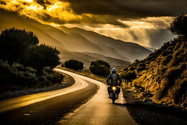 Motorradfahrer Bei Sonnenuntergang Einsatz — Stockfoto