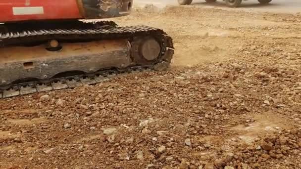 建筑工地上的橙色拖拉机 推土机用水桶清扫工地 — 图库视频影像