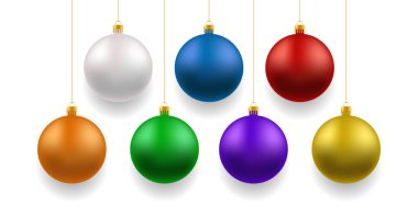 Rengârenk, parlak, gerçekçi Noel süsleri koleksiyonu. Farklı renklerde 3D top. Beyaz arka planda izole edilmiş. Noel süslemesi