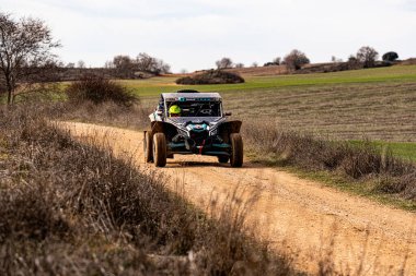 Maverick 'in güçlü bir off-road yarış aracı olabilir miyim? Etrafı ağaçlar ve tarlalarla çevrili toprak bir pistte hızlanır. Aktivite güneşli bir günde gerçekleşiyor, motor sporlarının heyecanını gözler önüne seriyor..