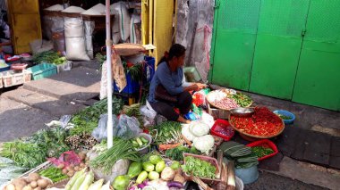 Kebayoran Lama 'da sebze satıcısı - Jakarta 