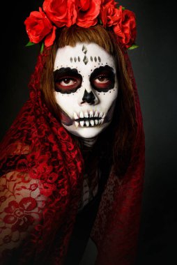 Drag Queen Catrin 'in stüdyosunda portre. Çiçek taclı Catrina 'nın renkli portresi. Cadılar bayramı ya da ölüler günü için makyaj.