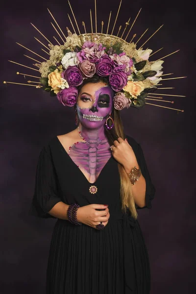 サンタ ムエルテ 砂糖の頭蓋骨の化粧をした女性の肖像画 ハロウィンメイク カラベラ カトリーナの肖像 — ストック写真
