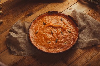 Tahta masada balkabağı turtası. Şükran Günü yemeği ve ahşap masada balkabağı için tatlı..