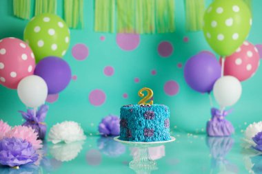 Fotoğraf stüdyosu, pasta ile fotoğraf çekimi için hazır. Kek ezme seansı. Canavar pastası..