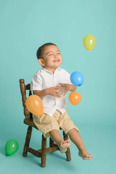 Πορτρέτο Του Χαμογελαστού Μικρού Αγοριού Ντυμένο Στα Λευκά Παίζοντας Μπαλόνια — Φωτογραφία Αρχείου