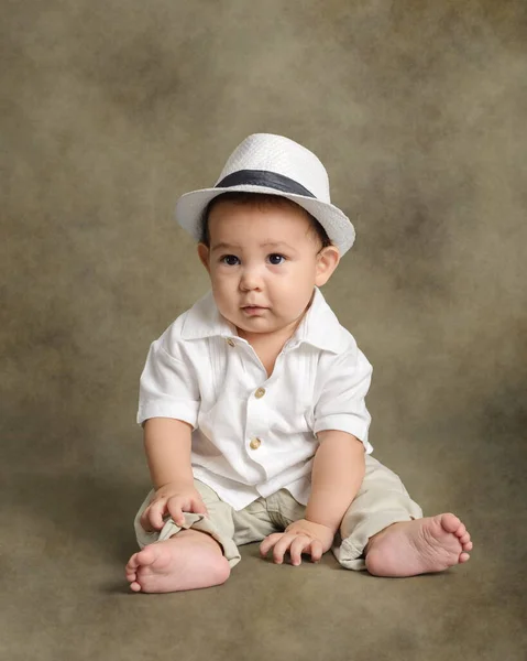 Estúdio Retrato Bebê Usando Chapéu Branco Sentado Chão — Fotografia de Stock