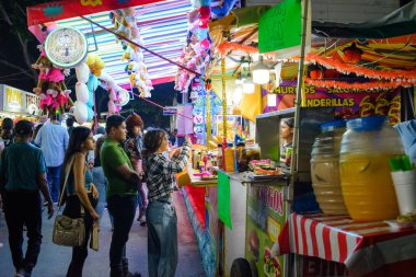 Colima, Colima, Meksika. 13 Kasım 2022. Aile, Colima 'daki Feria de Todos los Santos' ta eğleniyor..