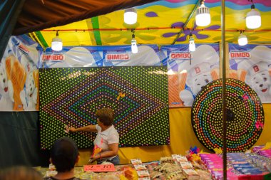 Colima, Colima, Meksika. 13 Kasım 2022. Dart oyunları Colima 'daki Feria de Todos los Santos' ta duruyor..