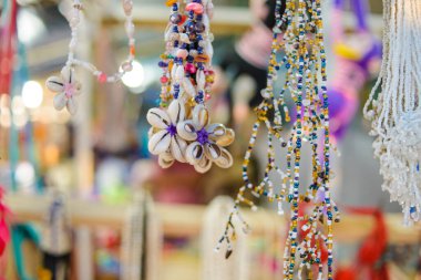 Çok renkli chaquira ile yapılmış aksesuarlar. Renkli taşlardan yapılmış Meksika el sanatları.