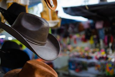 Meksika 'da bir markette satılık bir palto askısına yerleştirilmiş deri şapka..