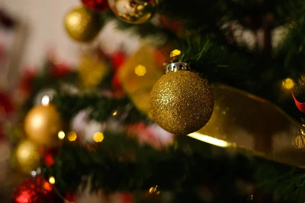 Küreler ve Noel ağacının diğer dekoratif unsurları. Yapay Noel ağacı.