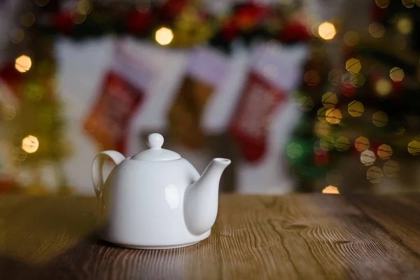 Белый Чайник Деревянном Столе Рождественским Фоном — стоковое фото