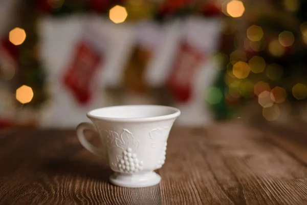 Weiße Teetasse Mit Prägung Auf Holztisch Mit Weihnachtlichem Hintergrund — Stockfoto
