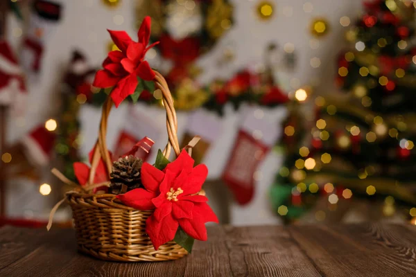 Panier Osier Décoré Avec Poinsettia Sur Table Bois Fond Noël — Photo