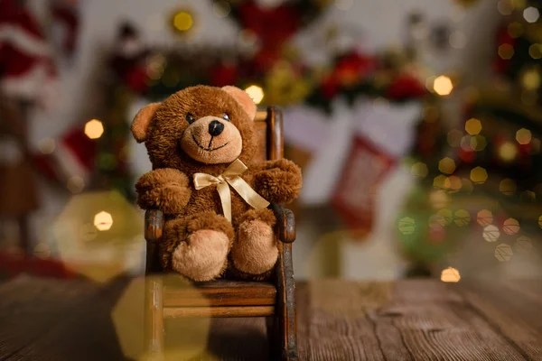 Teddybär Auf Holztisch Mit Verschwommenem Weihnachtshintergrund — Stockfoto