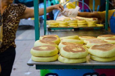 Gorditas de nata bir sokak satıcısının standında. Tipik Meksika tatlıları..