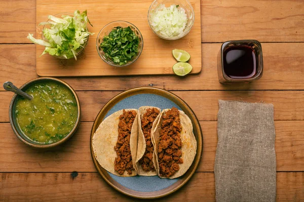 Tacos Ternera Marinados Bowl Con Salsa Verde Verduras Sobre Una —  Fotos de Stock