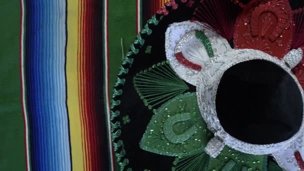 Chapéu Mariachi Com Cores Bandeira Mexicana Girando Serape Colorido Fechar — Vídeo de Stock