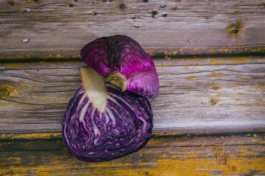 Ahşap masada mor lahana kes..