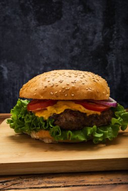 Tahta bir masada ev yapımı hamburger..