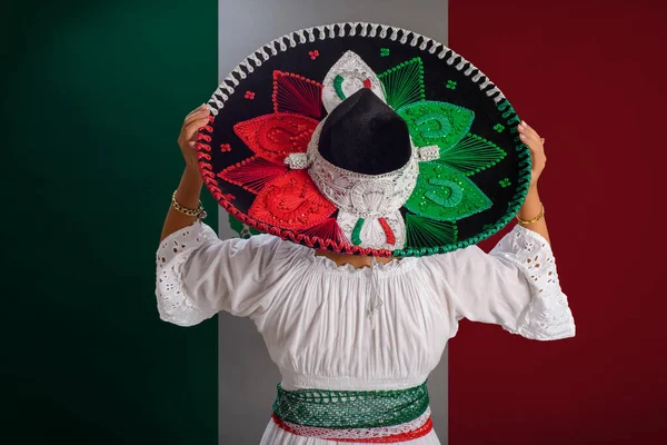 Kvinna Visar Mexikansk Hatt Med Färgerna Den Mexikanska Flaggan Mexikanska — Stockfoto
