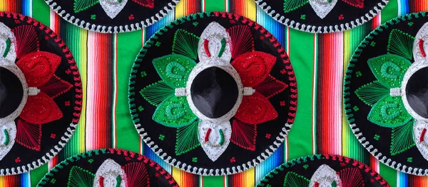 Meksika bayrağının renginde Mariachi şapkaları. Renkli pankart.