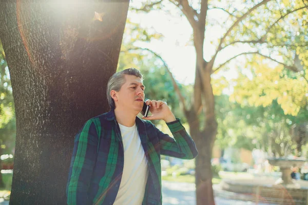 Νεαρός Γκριζομάλλης Άντρας Κάνει Ένα Κινητό Τηλέφωνο Έξω — Φωτογραφία Αρχείου
