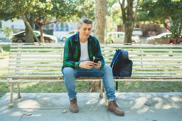 Hombre Adulto Pelo Gris Parque Sentado Banco Mirando Teléfono Celular — Foto de Stock