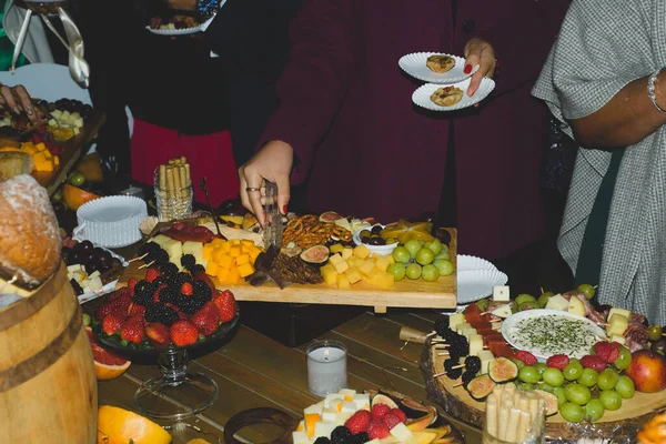 Piatto Formaggio Con Frutta Salumi Durante Una Celebrazione Serale — Foto Stock
